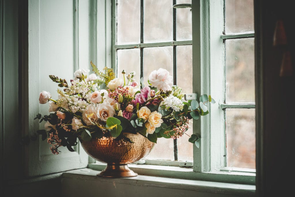 Vinatge style wedding flowers in a gold bowl